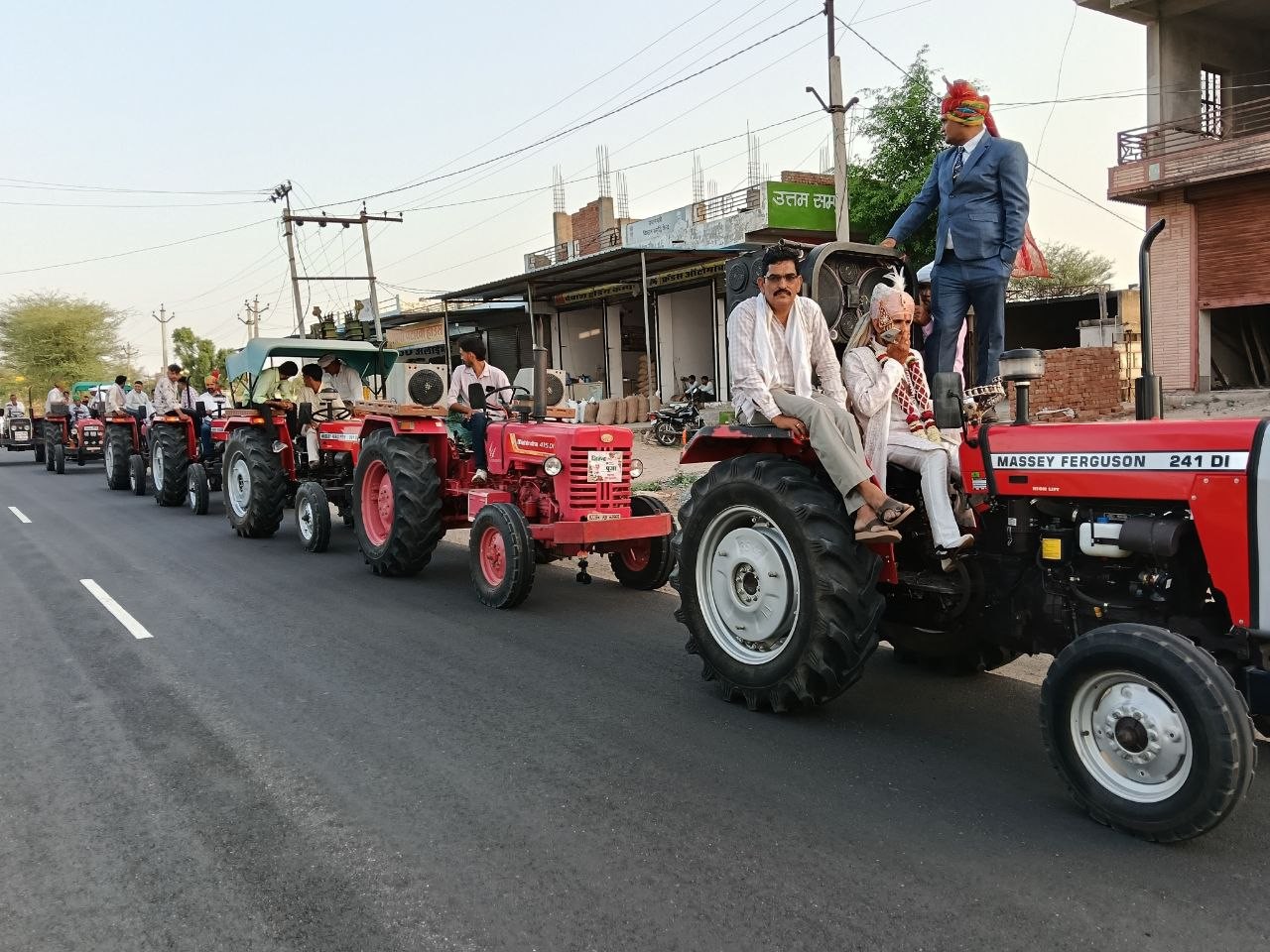 डेढ़ दर्जन से अधिक ट्रैक्टरों का काफिला एक साथ सड़क पर नजर आया, जिन्हें आकर्षक लेकिन साधारण तरीके से सजाया गया था।
