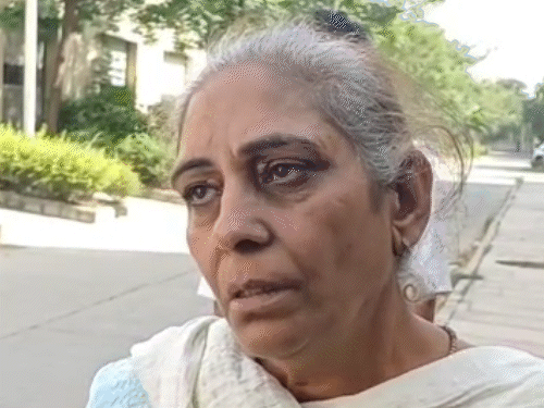 मानव के बारे में बताती उसकी मां मंजू बाला।
