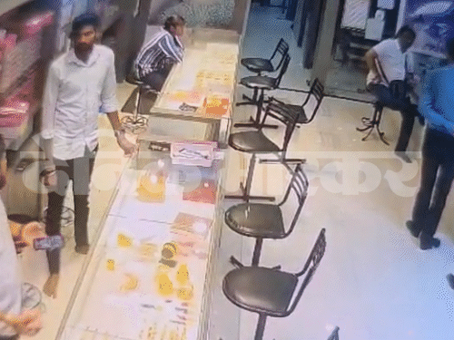 कर्मचारी ने जेवरों को लॉकर में रखने के बजाय अपने पास रख लिया।