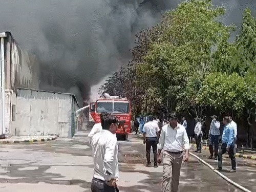 आग बुझाने में जुटी फायर ब्रिगेड की गाड़ी।