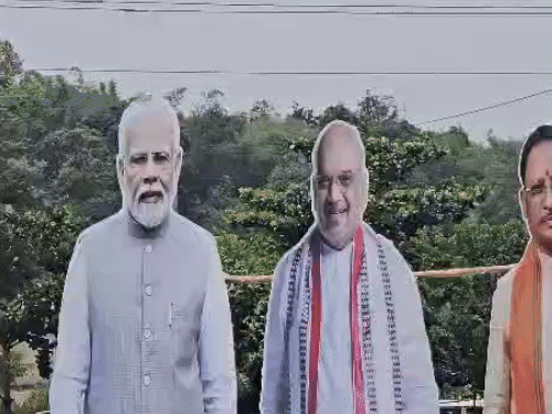 जगदलपुर में प्रधानमंत्री मोदी, केंद्रीय गृह मंत्री अमित शाह और मुख्यमंत्री विष्णुदेव साय के बड़े-बड़े होर्डिंग्स लगाए गए।