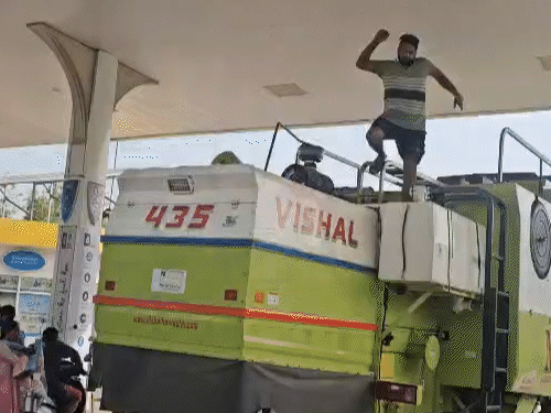 मोहाली के डेरा बस्सी में पेट्रोल पंप पर वाहनों पर तेल भरवाते हुए लोग। - Dainik Bhaskar