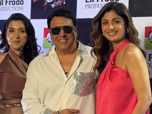 Govinda, Tina and Shilpa got photos clicked together during the shoot of the show.