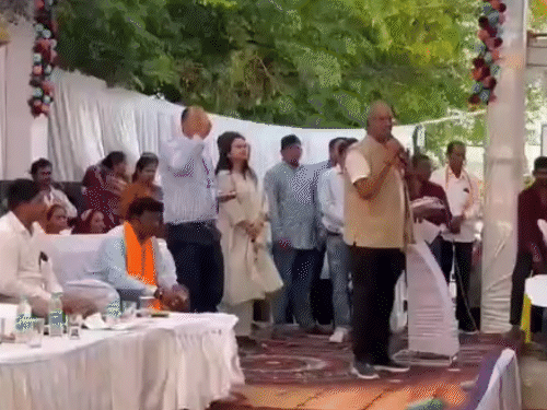 इससे पहले सांसद बृजमोहन अग्रवाल ने नायब तहसीलदार को फटकार लगाई थी।