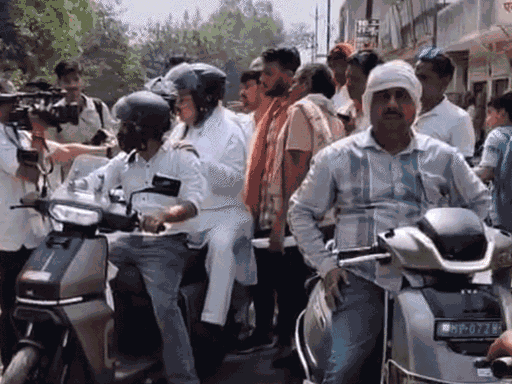 ग्वालियर में एक कार्यक्रम में ऊर्जा मंत्री प्रद्युम्न सिंह तोमर ई-स्कूटर से पहुंचे थे।