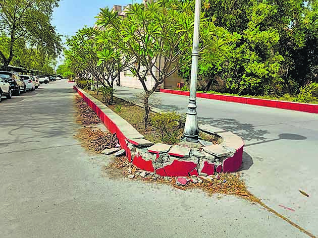 Mini Secretariat dividers damaged