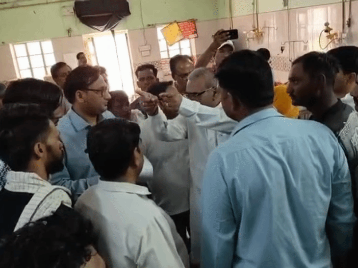 राजलदेसर अस्पताल के बाहर प्रदर्शन की सूचना मिलते ही पुलिस थाने से ASI बजरंग यादव पुलिस बल के साथ तुरंत मौके पर पहुंचे। उन्होंने आक्रोशित लोगों को समझाइश की कोशिश की, लेकिन परिजन मांगों पर अड़े रहे।