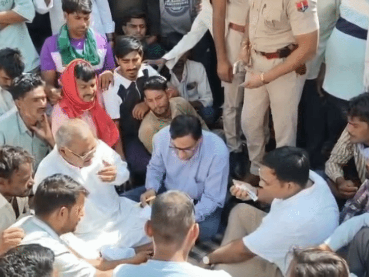 राजलदेसर अस्पताल के बाहर प्रदर्शन की सूचना मिलते ही पुलिस थाने से ASI बजरंग यादव पुलिस बल के साथ तुरंत मौके पर पहुंचे। उन्होंने आक्रोशित लोगों को समझाइश की कोशिश की, लेकिन परिजन मांगों पर अड़े रहे।