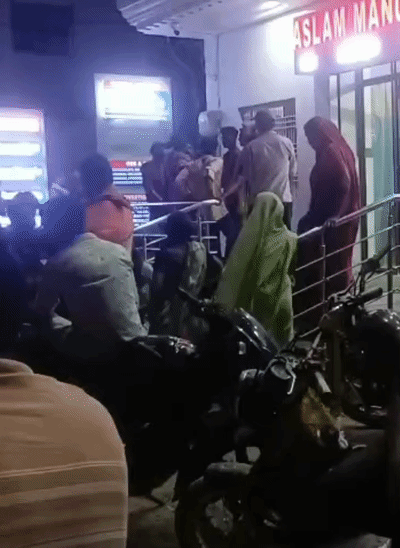 अस्पताल के बाहर जुटी लोगों की भीड़।