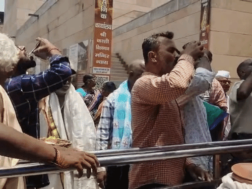यूपी के काशी विश्वनाथ मंदिर परिसर के दर्शन मार्ग पर जगह-जगह मटकों में ठंडे पानी की व्यवस्था की गई है।