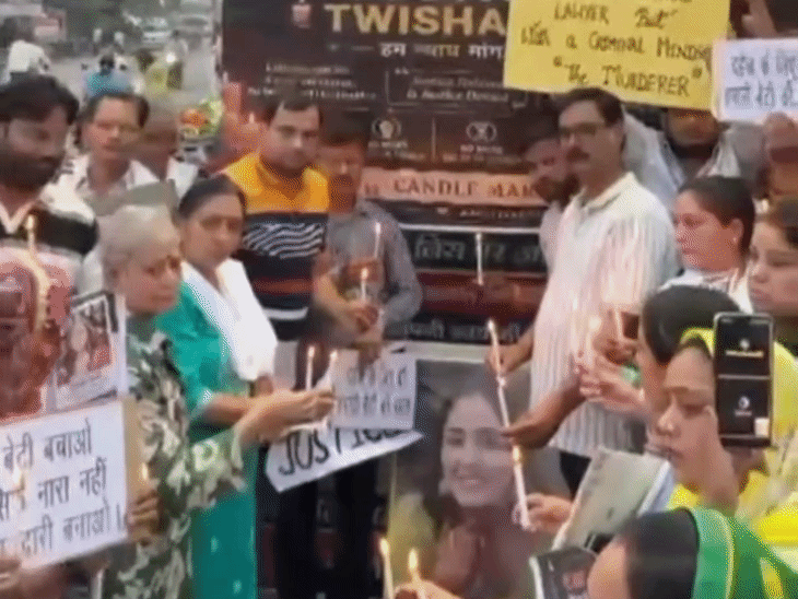 सोशल मीडिया पर अभियान के बाद ट्विशा के फेवर में लोग निकाल रहे कैंडल मार्च।