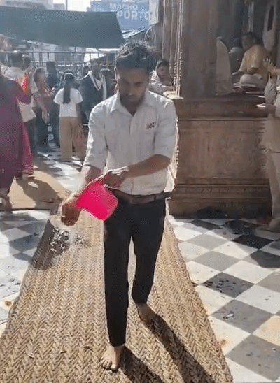 यूपी के वृंदावन स्थित श्री बांके बिहारी मंदिर में श्रद्धालुओं के लिए मैट बिछाई गई है। उसपर भी लगातार पानी छिड़का जा रहा है।