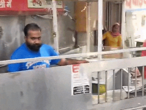 सेक्टर 14 मार्केट में टीम को देखकर खुद सामान हटाते दुकानदार।