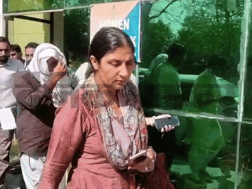 बवानी खेड़ा तहसील कार्यालय से वकील को लेकर जाती एंटी करप्शन ब्यूरो की टीम।