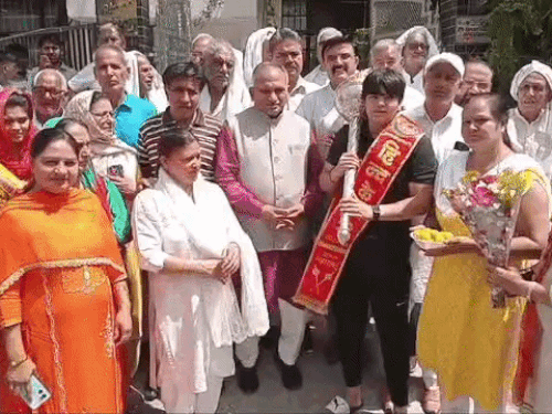 सोनीपत पहुंचने पर काजल का स्वागत करते मेयर राजीव जैन व अन्य लोग