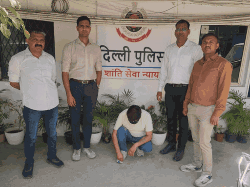 SIT की टीम ने मुख्य आरोपी मुकेश विज के भाई कपिल विज को दिल्ली से गिरफ्तार किया।
