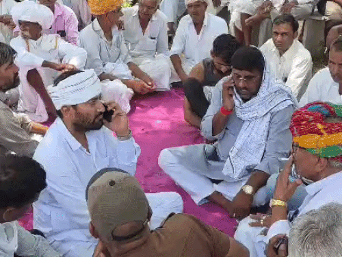 बाबूलाल यादव की मौत के बाद उनके परिजन और ग्रामीण धरने पर बैठे हैं।