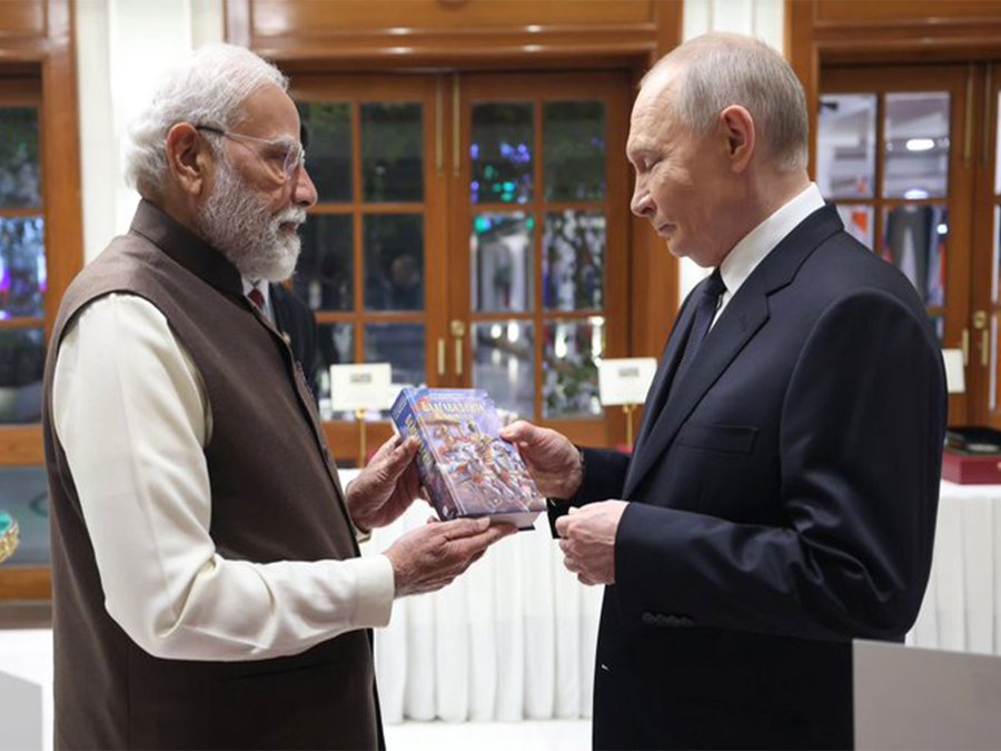 पिछले साल दिसंबर में भारत दौरे पर आए रूसी राष्ट्रपति पुतिन को PM मोदी भगवत गीता भेंट की थी।