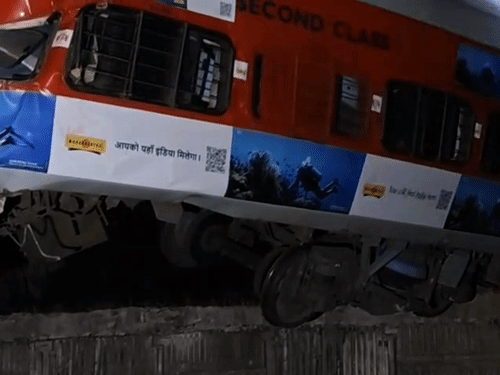 ऋषिकेश में शंटिंग के दौरान इस तरह पटरी से उतरे डिब्बे.