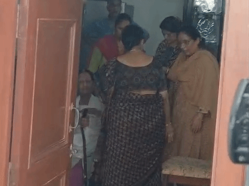 पूर्वी सीएम की पत्नी को सांत्वना देतीं भाजपा विधायक।