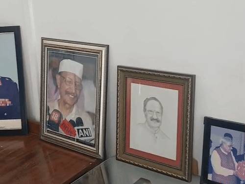 खंडूरी के घर पर रखीं उनकी पुरानी तस्वीरें।