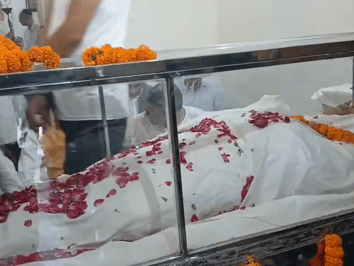 देहरादून स्थित आवास पर कांच के बॉक्स में रखा पूर्व मुख्यमंत्री भुवन चंद्र खंडूरी का पार्थिव शरीर, अंतिम दर्शन के लिए पहुंचे पूर्व सीएम निशंक।
