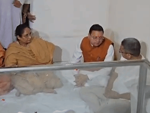 पूर्व मुख्यमंत्री भुवन चंद्र खंडूरी के निधन पर श्रद्धांजलि देने उनके घर पहुंचे मुख्यमंत्री पुष्कर सिंह धामी।