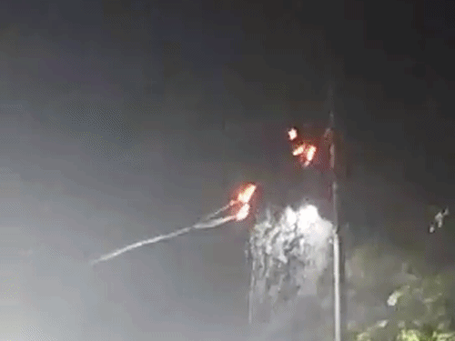 At 9 PM, an electrical cable caught fire and burned fiercely in Harikanshgarhi Colony, connected to the Ambedkar University sub-station. The entire area has been without electricity since 9 PM.
