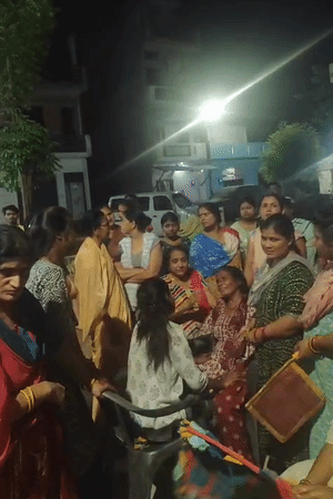 शिवानी की मां गीता का रो-रोकर बुरा हाल है। परिवार और आसपास के लोगों ने उन्हें ढांढस बंधाया।