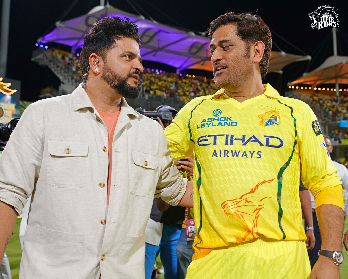 रैना और धोनी की यह फोटो CSK ने पोस्ट की।
