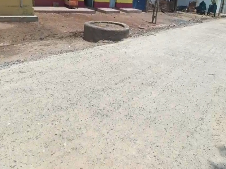 खराब गुणवत्ता के कारण सड़क पर वाहन चलते ही गिट्टियां बाहर निकलने लगी हैं। - Dainik Bhaskar