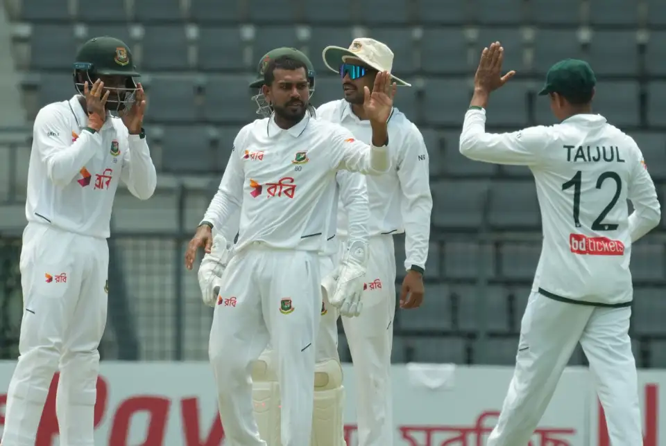 अजान अवेस का विकेट सेलिब्रेट करते बांग्लादेशी खिलाड़ी।