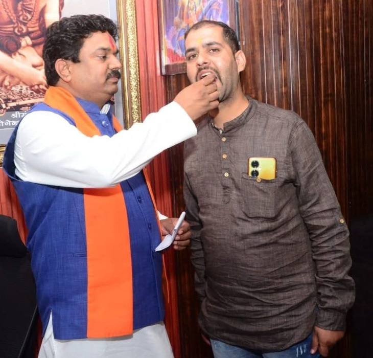 सांसद महेंद्र सिंह की फैक्ट्री संचालक अनिल को मिठाई खिलाते तस्वीर वायरल हो रही।