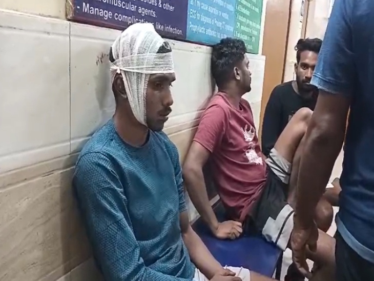 बालको में ऑटो पलटने से युवक घायल हो गए, जिन्हें अस्पताल में भर्ती किया गया है।