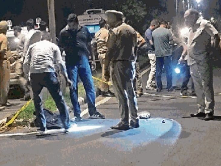 फायरिंग के बाद जांच करती पुलिस।