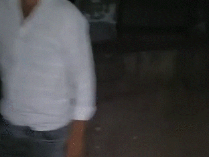 17 मई की रात को मोबाइल चोरी के बारे में पूछताछ करने पर युवक ने चाकू से हमला कर दिया।