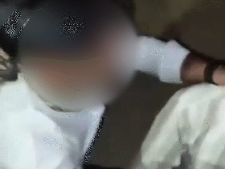 घटना के दौरान आरोपियों ने रस्सी से युवक के हाथ बांध दिए। फिर कैंची से दाढ़ी-मूंछ और बाल काट दिए।