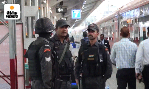 जम्मू-श्रीनगर वंदे भारत एक्सप्रेस की रवानगी से पहले चेकिंग करते RPF के विशेष कमांडो की टीम।