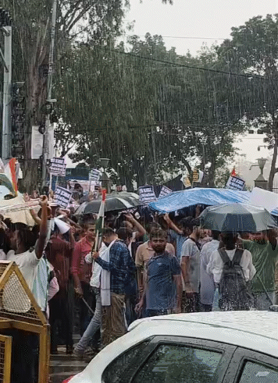 कैंडिडेट्स ने बारिश में प्रदर्शन किया था।