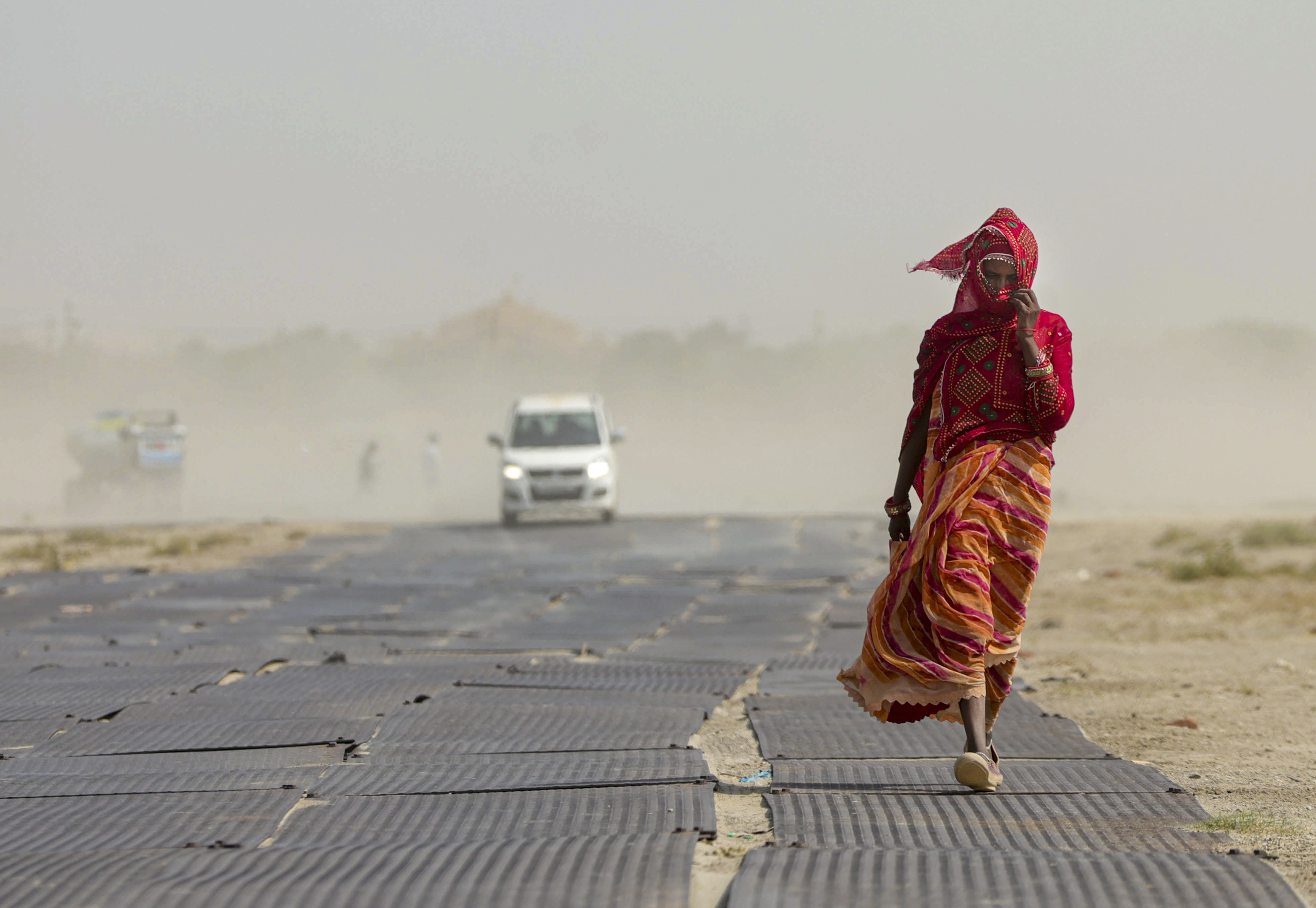 उत्तर प्रदेश के प्रयागराज में सोमवार को तापमान 46.8°C रहा। यहां हीटवेव का भी असर है।
