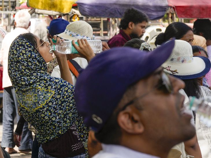 मंगलवार को नई दिल्ली में भी तापमान 45°C के पार चला गया। तेज धूप में लोग ठंडा पानी पीकर गर्मी से राहत पाते दिखे।