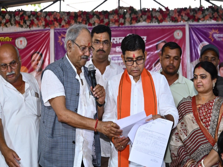 सांसद बृजमोहन अग्रवाल ने मंच से कहा कि तिल्दा-नेवरा में सरकारी जमीनों पर कब्जे की लगातार शिकायतें मिल रही हैं।