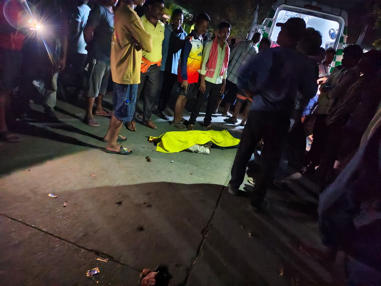 कोरबा में बाइक सवार चिकन लेकर घर लौट रहे थे। इस दौरान हादसा हुआ।