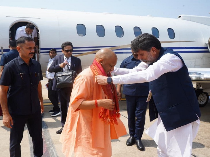 जगदलपुर एयरपोर्ट पर छत्तीसगढ़ भाजपा अध्यक्ष किरणदेव सिंह ने यूपी के सीएम योगी आदित्यनाथ का स्वागत किया।