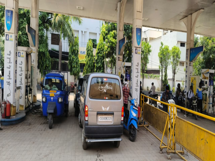 रायपुर कलेक्टर ने पेट्रोल-डीजल की ब्लैक मार्केटिंग रोकने के लिए हेल्पलाइन नंबर जारी किए हैं।