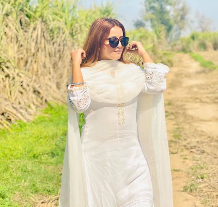 इंदर कौर सिंगिंग छोड़कर मेकअप आर्टिस्ट का काम करने लगी थी।