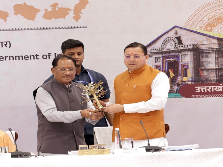 उत्तराखंड के सीएम पुष्कर सिंह धामी को सीएम साय ने मोमेंटो भेंट किया।