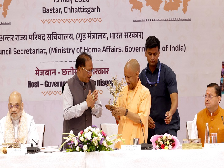 बैठक से पहले यूपी के सीएम योगी आदित्यनाथ को मोमेंटो भेंट किया गया।