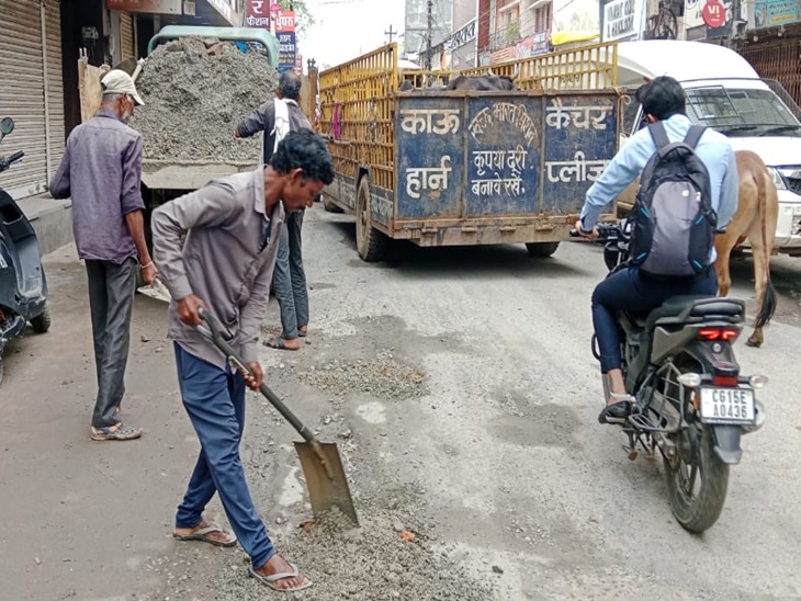बारिश के बाद निगम ने भी भरवाए थे गड्ढे।