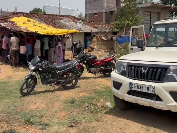 घटना स्थल पर जांच करती पुलिस।